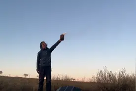 穷游内蒙冬季露营，做个简易版瑞典火炬，晚上烤羊肉串吃