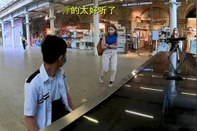 即使戴着口罩，也掩不住金发姐姐的喜悦！钢琴版《十一月的雨》！