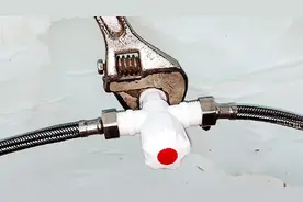 没有扳手怎么拧钢丝软管？教你做个六角连接器，刚好可以卡紧接头