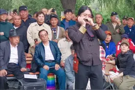 号称中国口琴第一人的演奏家今天公园盘大爷，演奏查尔达什舞曲视频封面