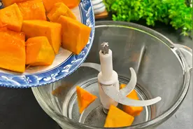 把南瓜切成小块放绞肉机，瞬间变美食，天热爱出汗最适合这样吃