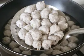 1斤猪肉做1锅肉丸子，个个Q弹有嚼劲，配方比例超详细，一次成功视频封面