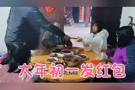 初一小伙给父母发红包，代表着孝顺和感恩，你们给父母发红包了吗