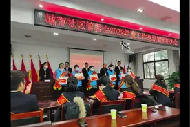 雷锋精神是中华传统美德，社区工作人员用自己的实际行动融入日常视频封面