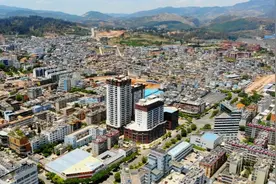 航拍云南最美的县城，距离省会昆明100公里，近些年发展究竟如何视频封面