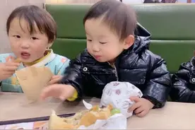 农村小伙带三个女儿吃汉堡，仨孩子吃的香喷喷，自己吃孩子剩下的视频封面