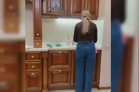 在俄罗斯月工资50000卢布，算高吗？文龙请俩美女给100000卢布视频封面