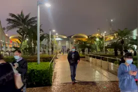 晚上九点多的澳门关闸还是那么热闹