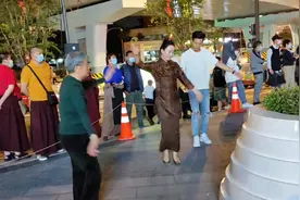 西娆姐姐11《天籁之爱》成都大叔和小帅哥陪伴西饶，舞姿好舒服！