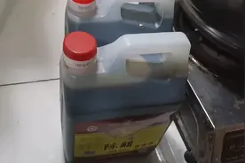 用十五升的大砂锅熬制一锅黑布药膏