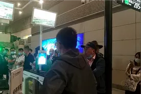 春秋航空接二连三晚点，旅客无人问津乘客质问原因？视频封面