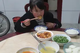 阿伟做了一道鸡蛋炒辣椒面，女儿最喜欢吃了，要吃两碗饭