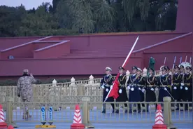 12月6日天安门升国旗仪式，第六天降半旗致哀缅怀伟大领袖！