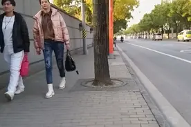 这女子身高似模特，五官端正，眉清目秀，标准漂亮美女视频封面