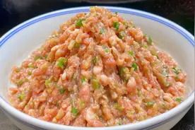 调饺子馅绝招，教你饺子馆不外传的秘诀，鲜嫩多汁不腥柴，太香了