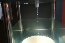 神奇的水滴倒流现象！原来有这么深的科学原理！