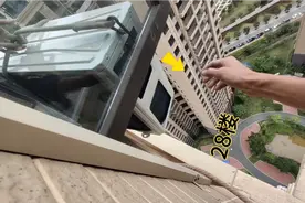 28楼，安装空调主机。看师傅如何安装