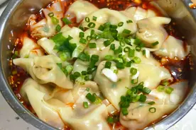 重庆特色小吃麻辣抄手(又名混沌)，大厨教你正确搭配佐料，味够爽