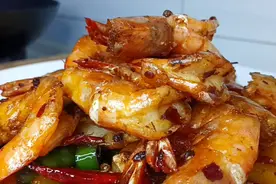 大厨教你香辣虾的家常做法 包你一学就会 麻辣鲜香 外酥里嫩视频封面