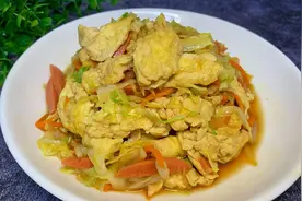 没想到卷心菜炒鸡蛋这样做，清脆爽口，营养美味，比吃肉还要香