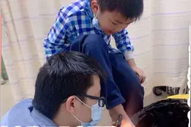 小屁孩指甲翻掉，跑了几个医院都不愿意弄，只能在医院自己动手剪