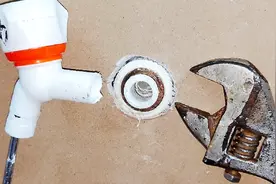 水龙头断丝卡在墙里怎么办？水电工别慌，教你用螺丝刀轻松取出来
