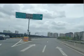 苏州西环快速路每次都能遇到违章，抓拍一辆车算不算实黄线变道!视频封面