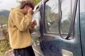 车钥匙锁车里面，小夫妻试两种方法打不开，试到没脾气舅舅来打救