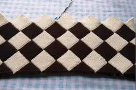 双色菱形花毛衣，白色已经织三个了，现在换咖啡色了适合男女宝宝视频封面