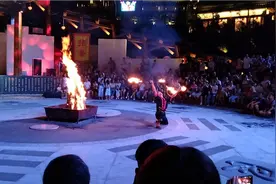 表演🔥喷龙，吃🔥炭，几百的高温把火炭吞入肚子，嘴巴不烫烂了吗