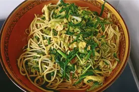 家庭版炒面的做法，配菜有韭菜豆芽圆白菜，这样做的炒面太好吃了