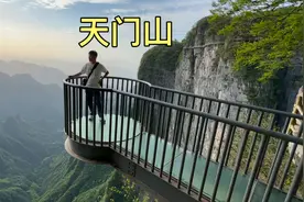 张家界最有名的景点天门山，五一期间来玩，游客好多呀