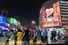 长沙五一广场巨型LED屏
位于五一广场和黄兴路步行街视频封面