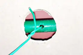 现在的水电工真先进，墙里面的水管漏水这样修复，比热熔方便多了视频封面