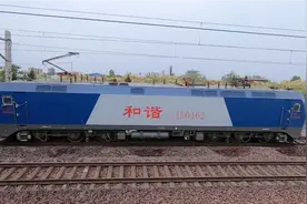 河南京广线拍火车，长长火车鸣笛通过，这种声音真霸气视频封面