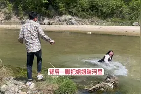 小舅子从背后一脚把姐姐踹河里，姐夫都懵了！这绝对不是亲弟弟视频封面