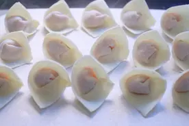 自制鲜虾小馄饨，宝宝一口一个连吃12个，教你怎么调出美味的肉馅视频封面