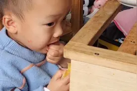 医生打小孩的后续来了，拘留后家人下跪求孩子家长原谅，自食其果