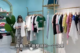 一条百搭花裤子，搭配不同上衣，时尚洋气，还遮肉