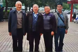 43年前接兵排长接的新兵，到重庆看望老排长，战友情深，令人感动