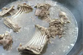 @广西灵山吃岭头，特色菜羊扣牛脚做法，味道好极了@灵山吃岭头