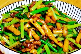 海鲜菇加一把蒜苔这样做，鲜香营养又入味，开胃下饭，出锅太香了