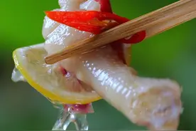 能吃辣吗？这个泡椒无骨鸡爪做法简单，加上泡椒藕尖酸 辣 脆 爽