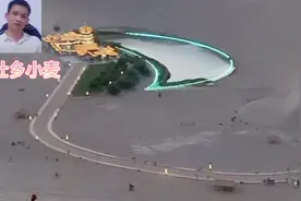 甘肃鸣沙山月牙泉每天游客成千上万人旅行，可热闹了！视频封面