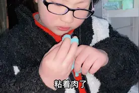 9岁二姐手指破皮出血，忍着疼痛，含着泪花，坚持完成练琴任务！视频封面