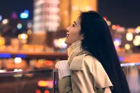 “这不是救人，是猥亵！”一女子不慎溺水，男子对其按胸人工呼吸视频封面