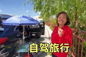 小勇来到香格里拉，遇到67岁阿姨自驾全国，吃住都在车里视频封面