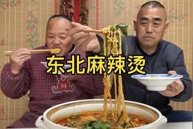 老赵用纯牛奶做东北麻辣烫，加方便面一起炖，绝了