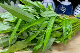 炒空心菜时，先放油是大错！大厨教你一招，鲜香嫩滑翠绿不发黑