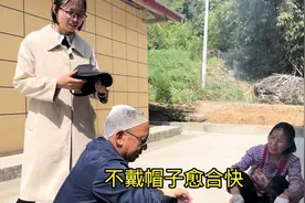 爸爸意外摔伤，妹妹买两根大猪脚回来看望，一家人有说有笑真幸福视频封面